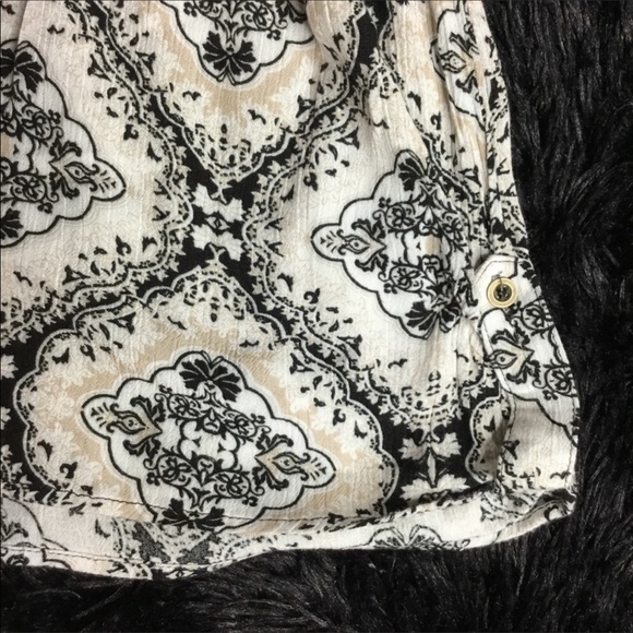 ❤️Black/Cream Romper❤️ - Picture 4 of 5